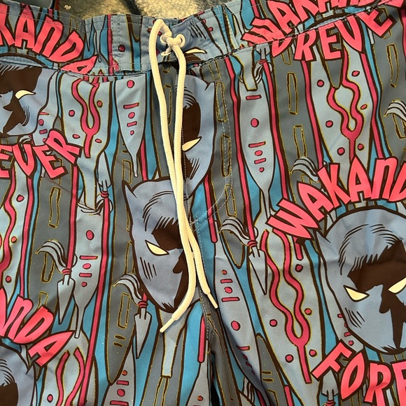 Men’s Marvel Size Large Swim Trunks - Picture 8 of 16